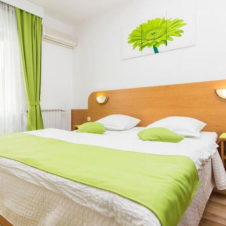 Hotel Pansion Zlatna Ribica Brodarica  Exterior foto