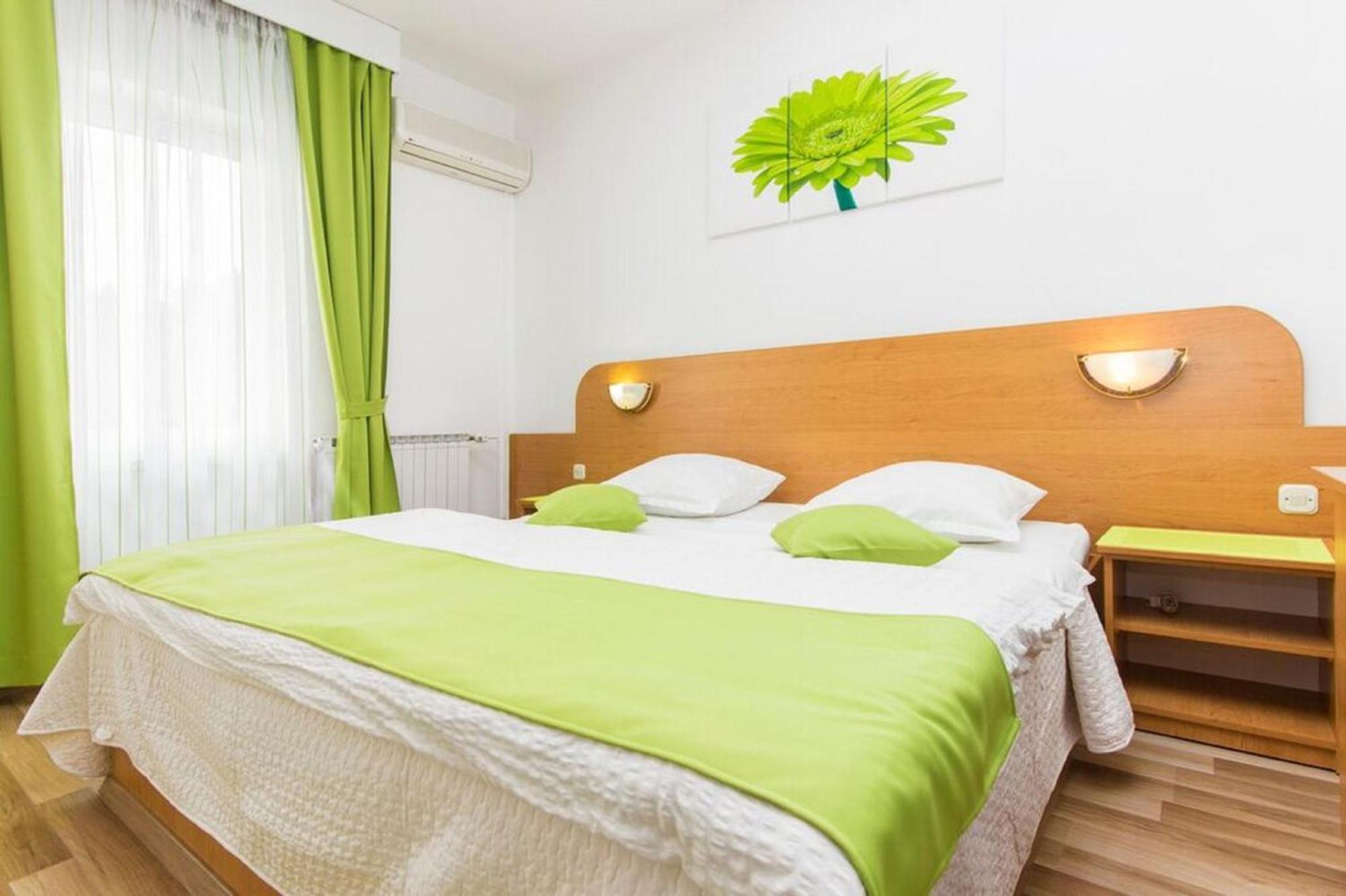 Hotel Pansion Zlatna Ribica Brodarica  Exterior foto